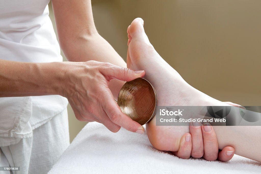 Массаж ног с бронзовой Чаша - Стоковые фото Аюрведа роялти-фри