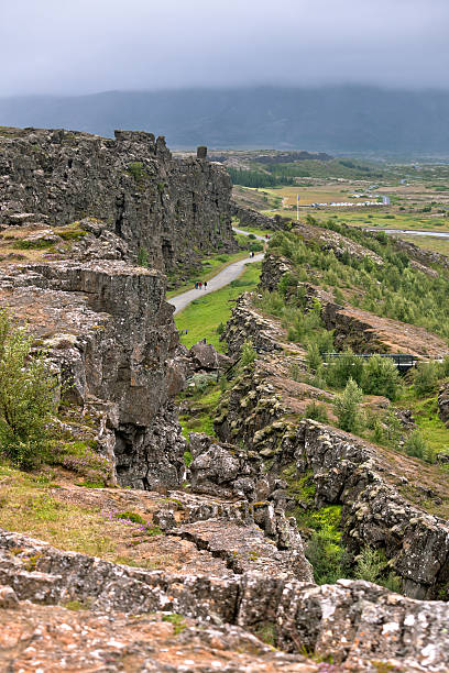 parc national de pingvellir - quake damaged section photos et images de collection