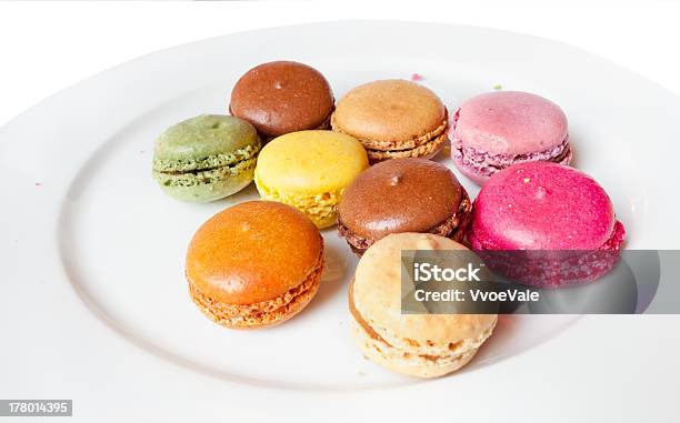 Photo libre de droit de Sweet Français Les Macarons banque d'images et plus d'images libres de droit de Aliment - Aliment, Amande, Assiette