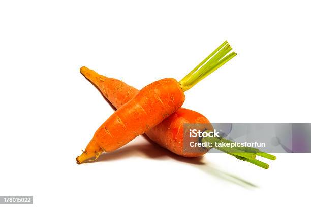 Baby Carrots Su Sfondo Bianco - Fotografie stock e altre immagini di Arancione - Arancione, Carota, Carotina