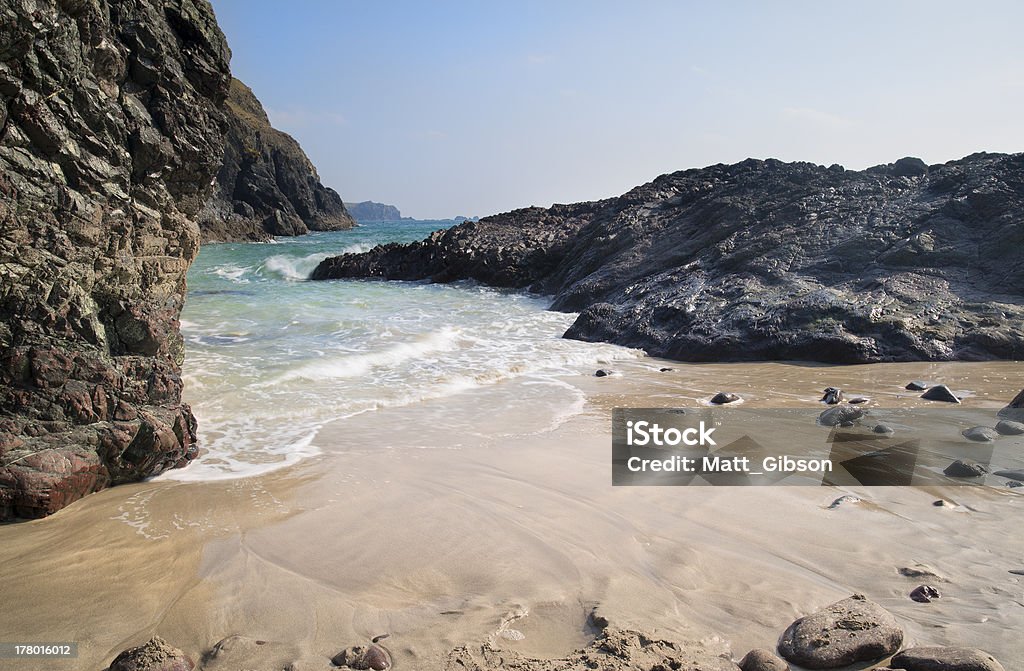 Sandy cove Пляж С tide, приходящих - Стоковые фото Kynance Cove роялти-фри