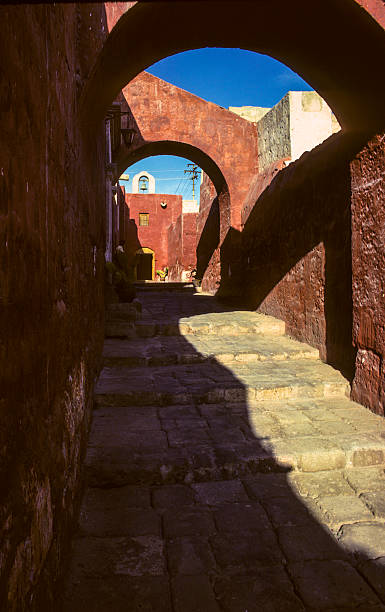 convento di santa catalina alley - santa catalina monastery foto e immagini stock