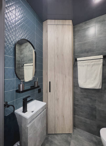 interior moderno de moda elegante de un cuarto de baño en colores oscuros - women bathtub bathroom water fotografías e imágenes de stock