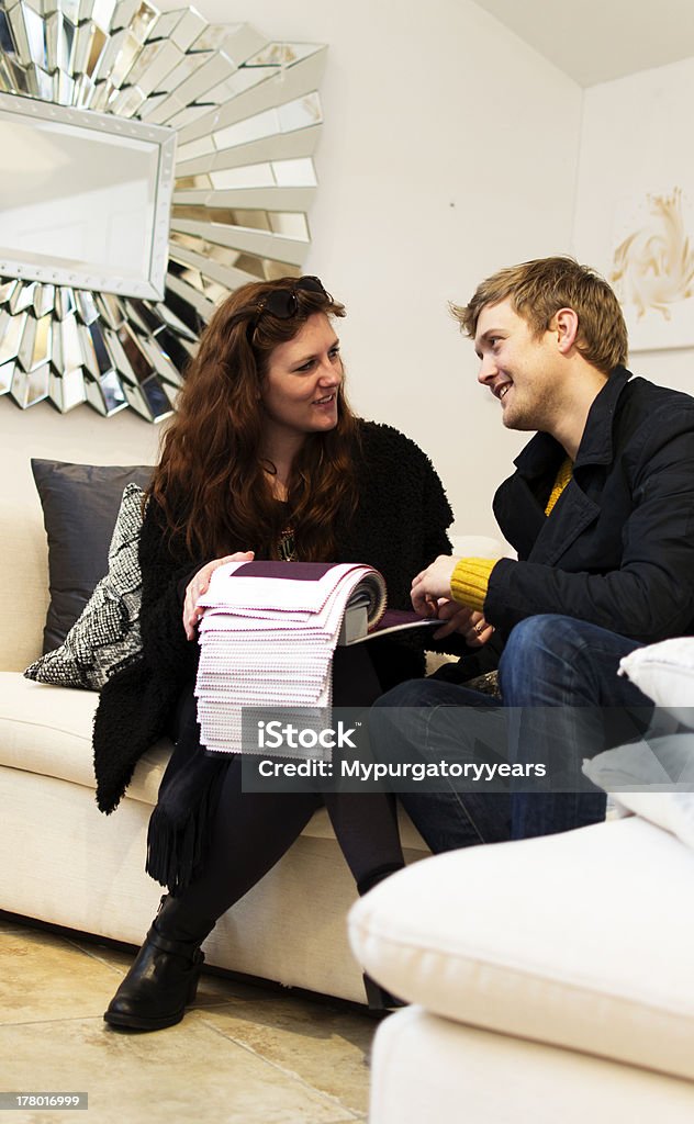 Shopping für Möbel - Lizenzfrei Attraktive Frau Stock-Foto