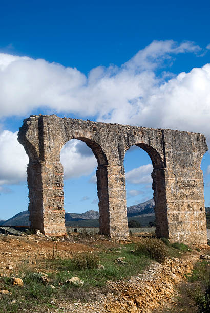istock Ruins of a Roman aqueduct 178018151