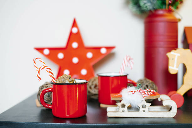 czerwony metalowy kubek z kakao i laską cukrową z dekoracją świąteczną - christmas crutch holiday christmas decoration zdjęcia i obrazy z banku zdjęć