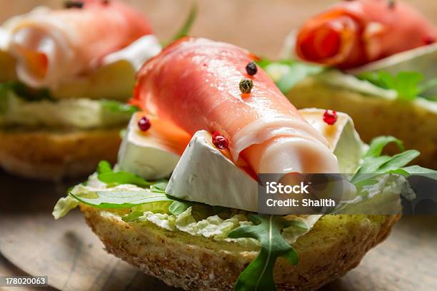 Nahaufnahme Von Frischen Sandwiches Mit Parmaschinken Und Brie Käse Stockfoto und mehr Bilder von Abnehmen