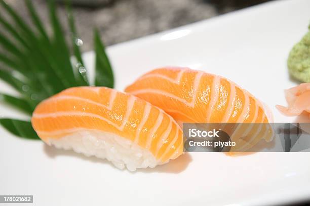 Salmão Sushi - Fotografias de stock e mais imagens de Almoço - Almoço, Comida, Comida japonesa