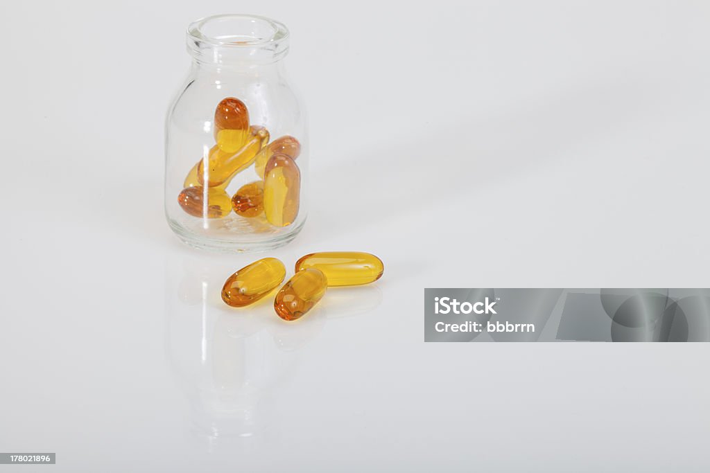 Pilules sur blanc - Photo de Aliments et boissons libre de droits