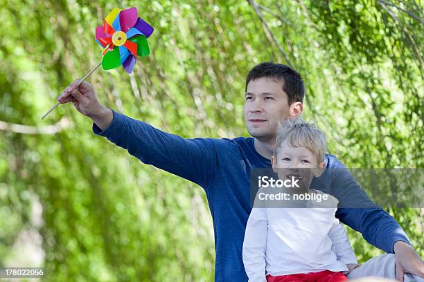 Familia En El Parque Foto de stock y más banco de imágenes de Abrazar - Abrazar, Adulto, Agarrar