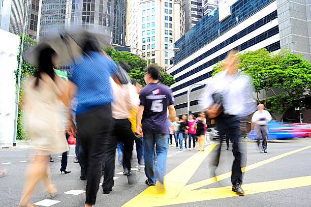 überqueren sie die straße - crosswalk crowd activity long exposure stock-fotos und bilder