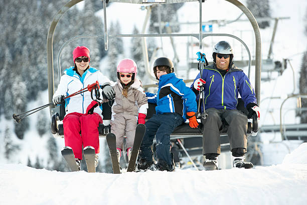 семья выйти стул подъем на лыжный отдых в горы - transportation mountain winter couple стоковые фото и изображения
