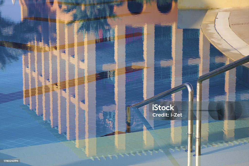 Hotel fachada do edifício reflexo na piscina - Foto de stock de Agarrar royalty-free