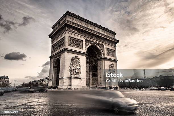 Foto de Arco Do Triunfo Na Place De Letoile De Paris França e mais fotos de stock de Arco do Triunfo - Paris