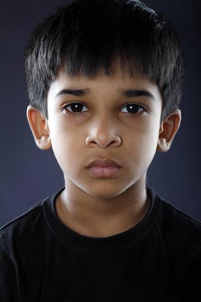 deprimido indian rapaz - little boys child sadness depression imagens e fotografias de stock