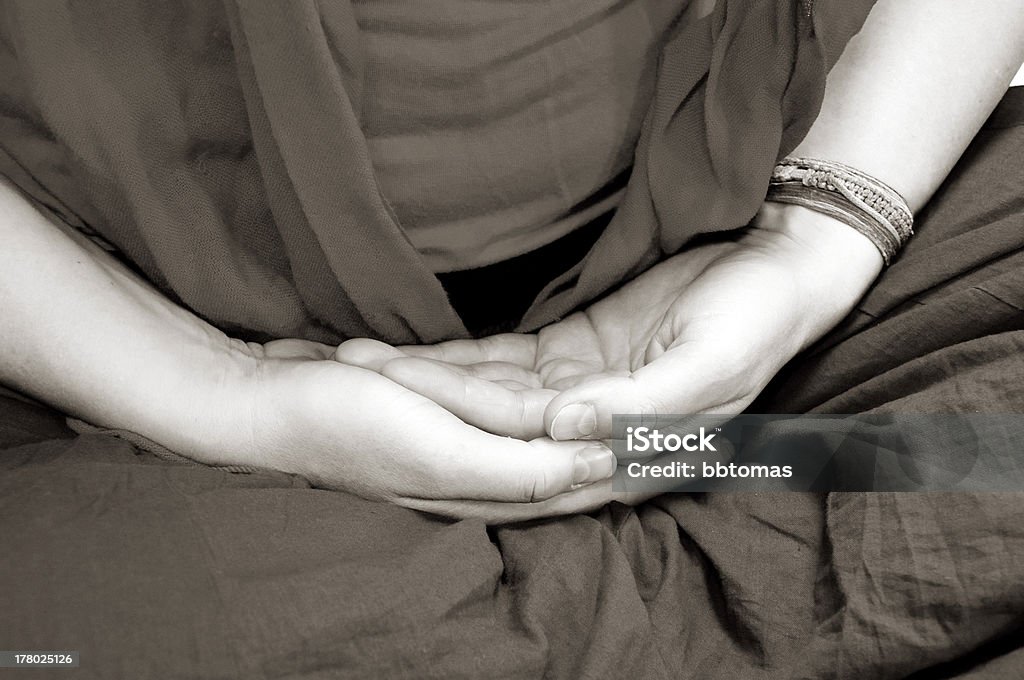 Manos en la meditación - Foto de stock de Blanco y negro libre de derechos