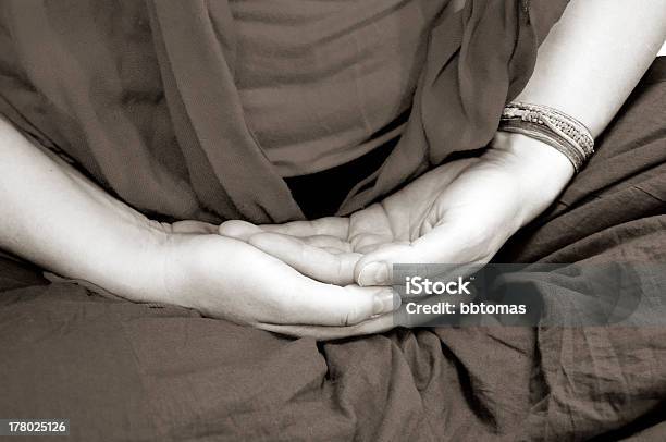 Ręce W Medytacji - zdjęcia stockowe i więcej obrazów Czarno biały - Czarno biały, Kobiety, Tylko jedna kobieta