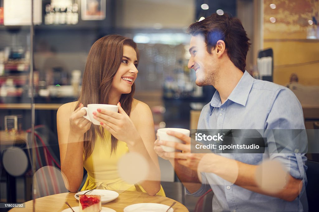 Deux personnes au cafe profiter de la réunion - Photo de Femmes libre de droits