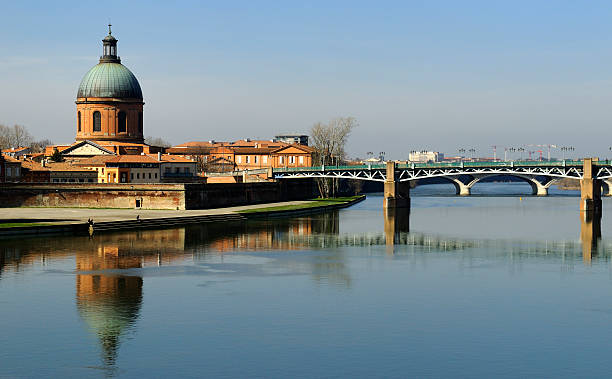 istock Garonne river and historic building 178025893