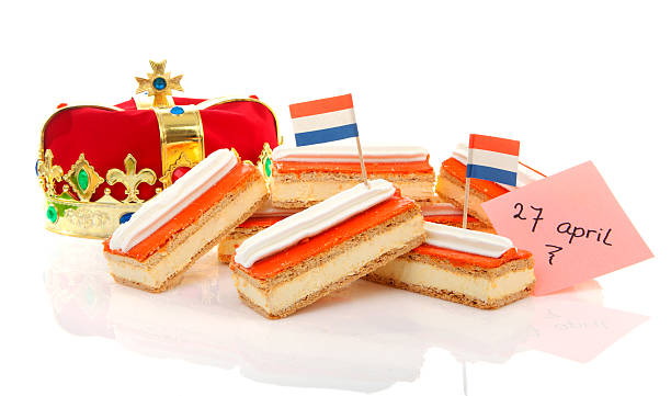tipico olandese tompouce dolce con corona - tompouce foto e immagini stock