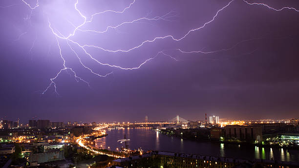 lightning deslumbrante vista a la ciudad - foto de stock