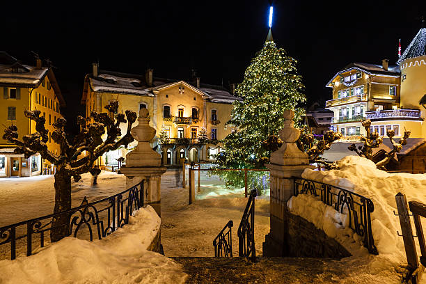 иллюминация центральной площади межев в канун рождества - village snow winter france стоковые фото и изображения