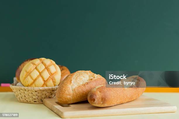 Schreibtafel Und Brot Stockfoto und mehr Bilder von Akademisches Lernen - Akademisches Lernen, Bauholz-Brett, Bildung