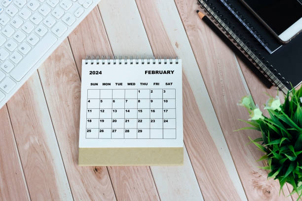 weißer kalender januar 2024 auf büroschreibtisch aus holz - calendar february desk computer stock-fotos und bilder