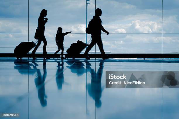 Familie Am Flughafen Stockfoto und mehr Bilder von Flughafen - Flughafen, Familie, Paris
