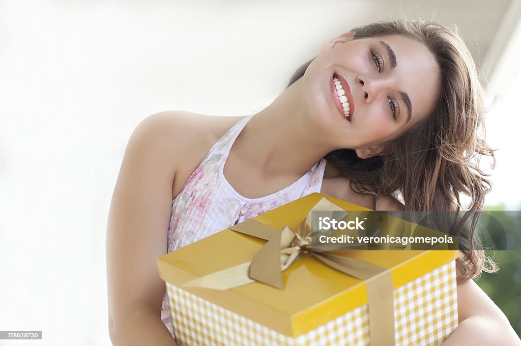 Giovane donna con un grande regalo - Foto stock royalty-free di Adulto