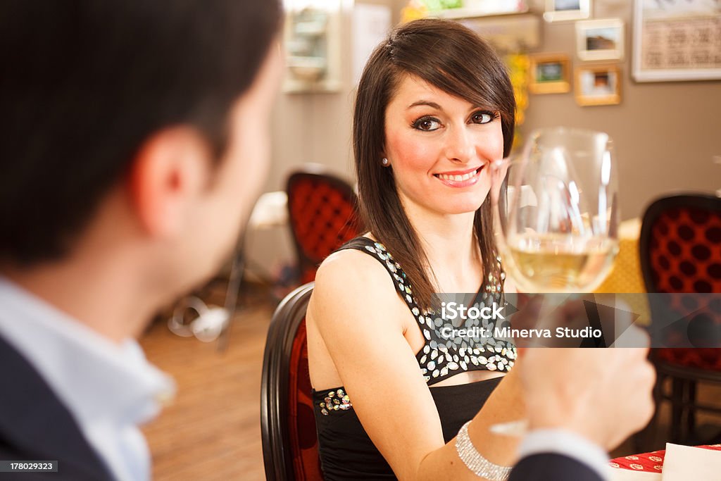 Verres à vin et tire Couple portant un toast - Photo de Adulte libre de droits