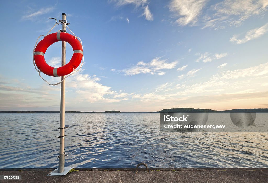 Equipamentos de segurança. Vermelho brilhante cofre boia salva-vidas no the pier - Foto de stock de Assistência royalty-free