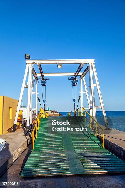 Foto de Vazio Landing Lugar Para Uma Balsa De Carro e mais fotos de stock de Barco de passageiros - Barco de passageiros, Carro, Esperar