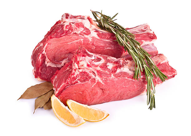 Carne crude, limone e spezie isolato - foto stock