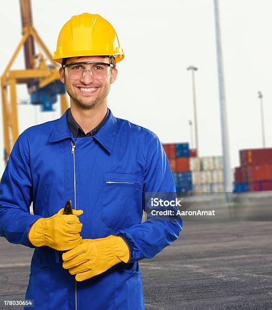 Hält Utilitydockingstation Stockfoto und mehr Bilder von Arbeiter - Arbeiter, Arbeitssicherheit, Bauarbeiterhelm