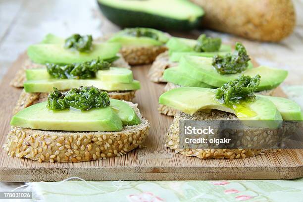 Foto de Sanduíche Com Molho Pesto E Abacate e mais fotos de stock de Abacate - Abacate, Alface, Alho