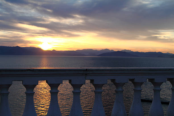 istock View to a Beautiful sunrise above the sea 178031238