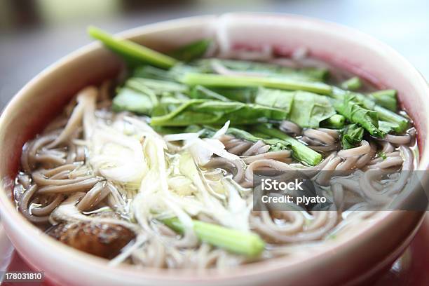 Foto de Soba Noodles e mais fotos de stock de Almoço - Almoço, Calor, Comida