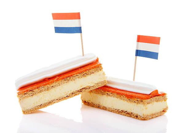 cucina tradizionale olandese pasticceria chiamato tompouce con bandiere - tompouce foto e immagini stock