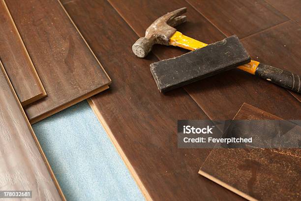 Hammer Und Block Mit Neuen Laminat Stockfoto und mehr Bilder von Abstrakt - Abstrakt, Ausrüstung und Geräte, Baugewerbe