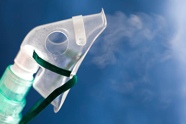 oxygen-inhalation maske - nebulizer stock-fotos und bilder