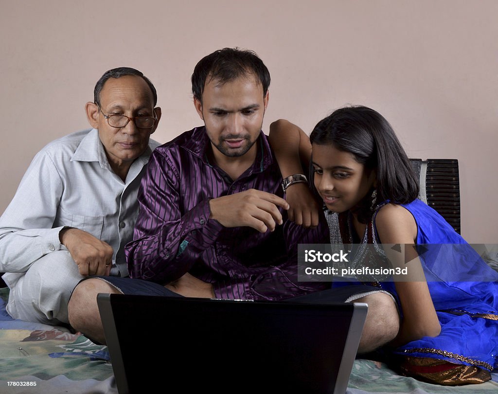 Pai e filho usando o Laptop em casa - Foto de stock de Adolescente royalty-free