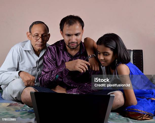 Foto de Pai E Filho Usando O Laptop Em Casa e mais fotos de stock de Adolescente - Adolescente, Adolescentes Meninas, Adulto