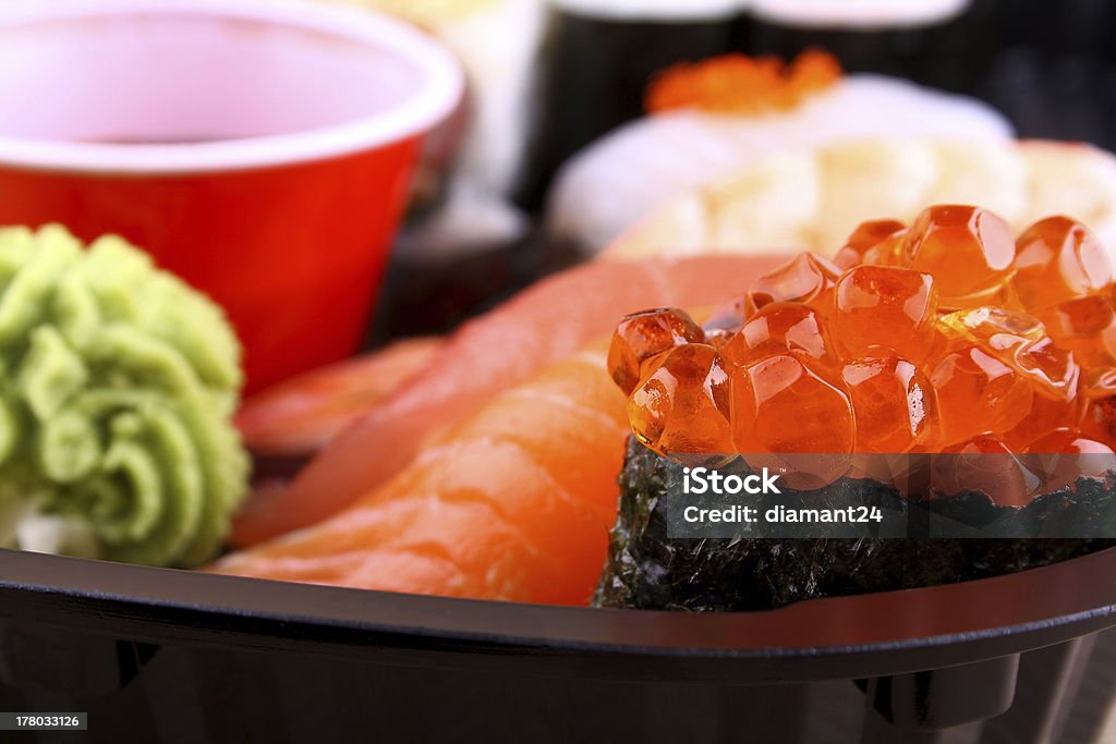 Il focus di menu sushi con caviale ikura Salmone - Foto stock royalty-free di Alimentazione sana