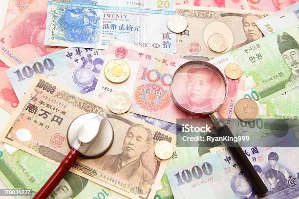 Foto de Asiática Moeda Com Lupa E Estetoscópio e mais fotos de stock de Bolsa de valores e ações - Bolsa de valores e ações, China, Cofre para moedas