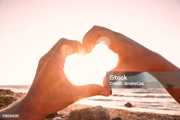 Amore Di Connessione - Fotografie stock e altre immagini di Adulto - Adulto, Affettuoso, Ambientazione esterna