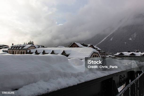 Foto de Neve Sobre Os Telhados Em França e mais fotos de stock de 2000-2009 - 2000-2009, Antigo, Bosque - Floresta