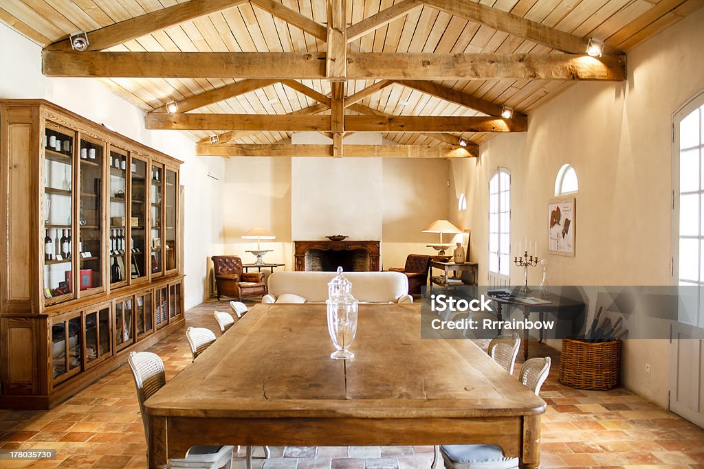interior de la casa con techo de haces - Foto de stock de Madera - Material libre de derechos