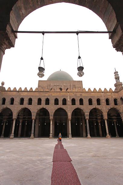 moschea cortile - courtyard arch arabic style cairo foto e immagini stock