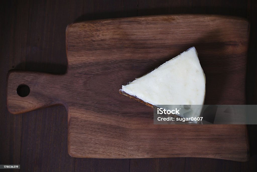 Fatia de bolo branco com cobertura de marzipã, tábua de madeira - Foto de stock de Adulação royalty-free